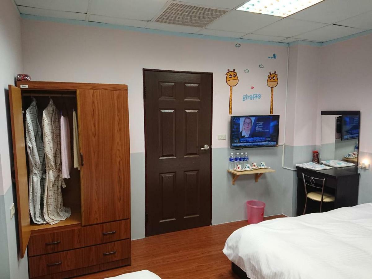 Papa Bear'S Guesthouse Taichung Bagian luar foto