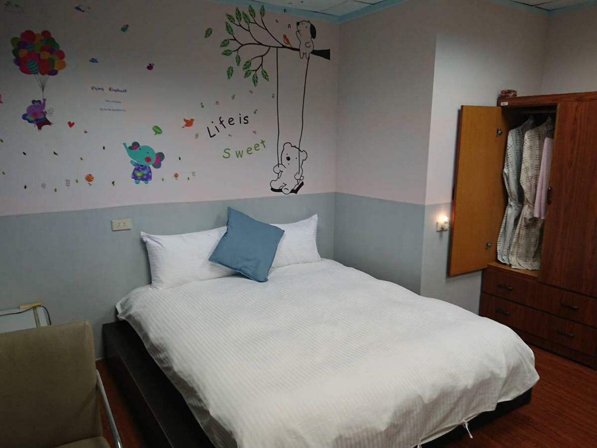 Papa Bear'S Guesthouse Taichung Bagian luar foto