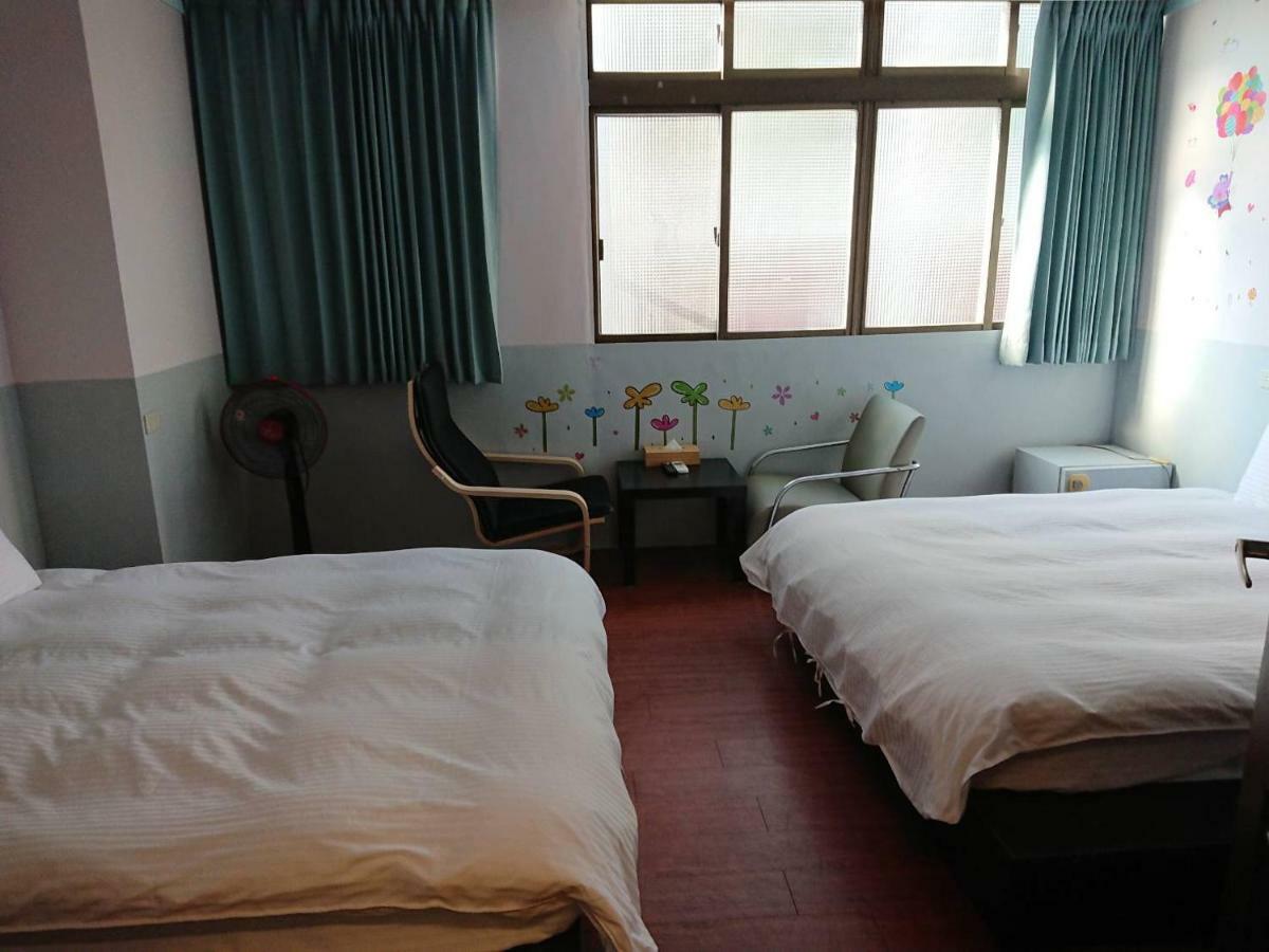Papa Bear'S Guesthouse Taichung Bagian luar foto