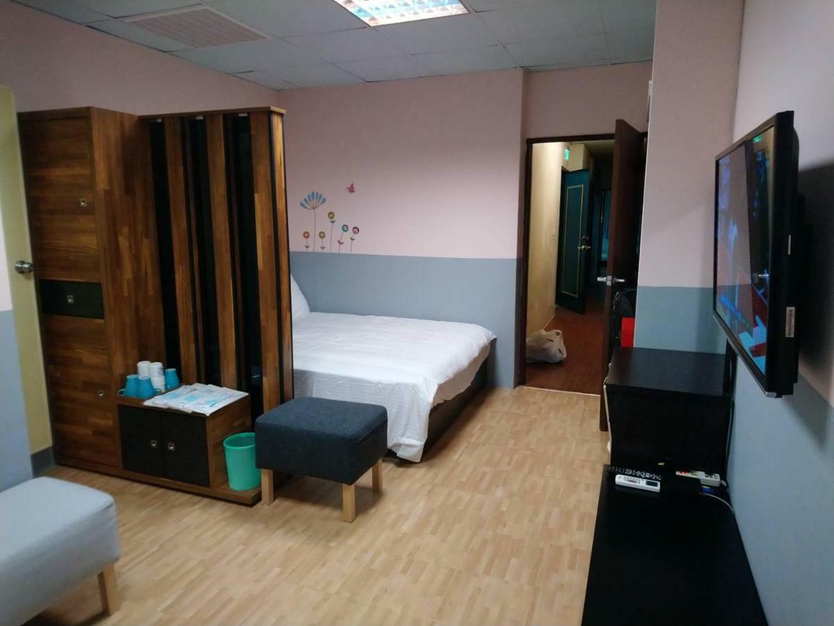 Papa Bear'S Guesthouse Taichung Bagian luar foto